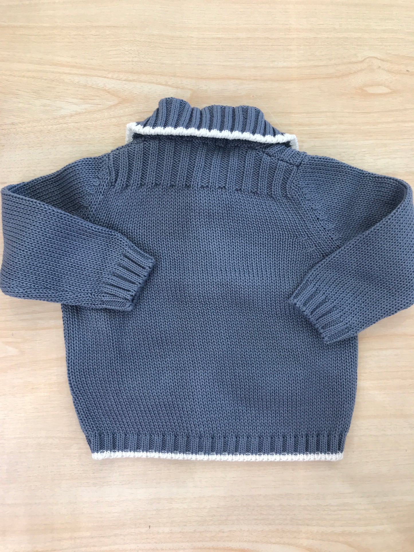 Cardigan Colibrì in filo avio con rifiniture in bianco