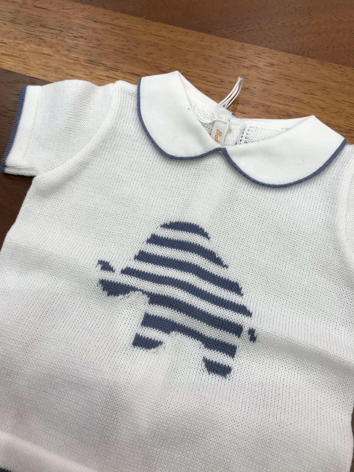 Completo Baby Lord in filo avio e bianco mezza manica collo tondo bianco con elefante a righe bianche e avio pantalone corto