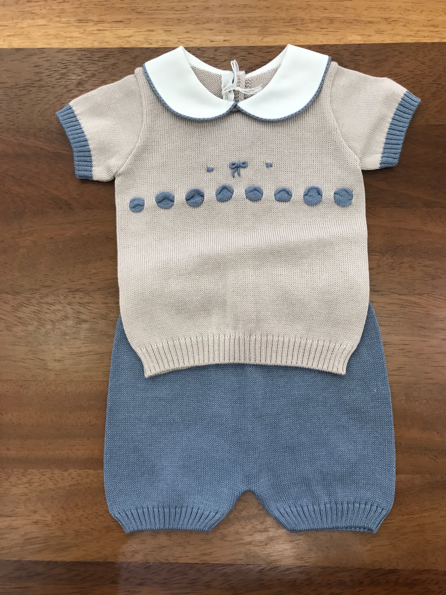 Completo Baby Lord in filo due pezzi tortora e avio con passanastro e fiocco ricamato mezza manica gambina corta