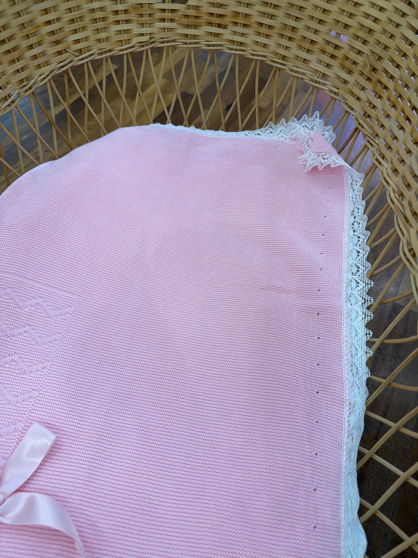 Coperta PCS in filo rosa con pizzo ai bordi con fiocchetto sul davanti