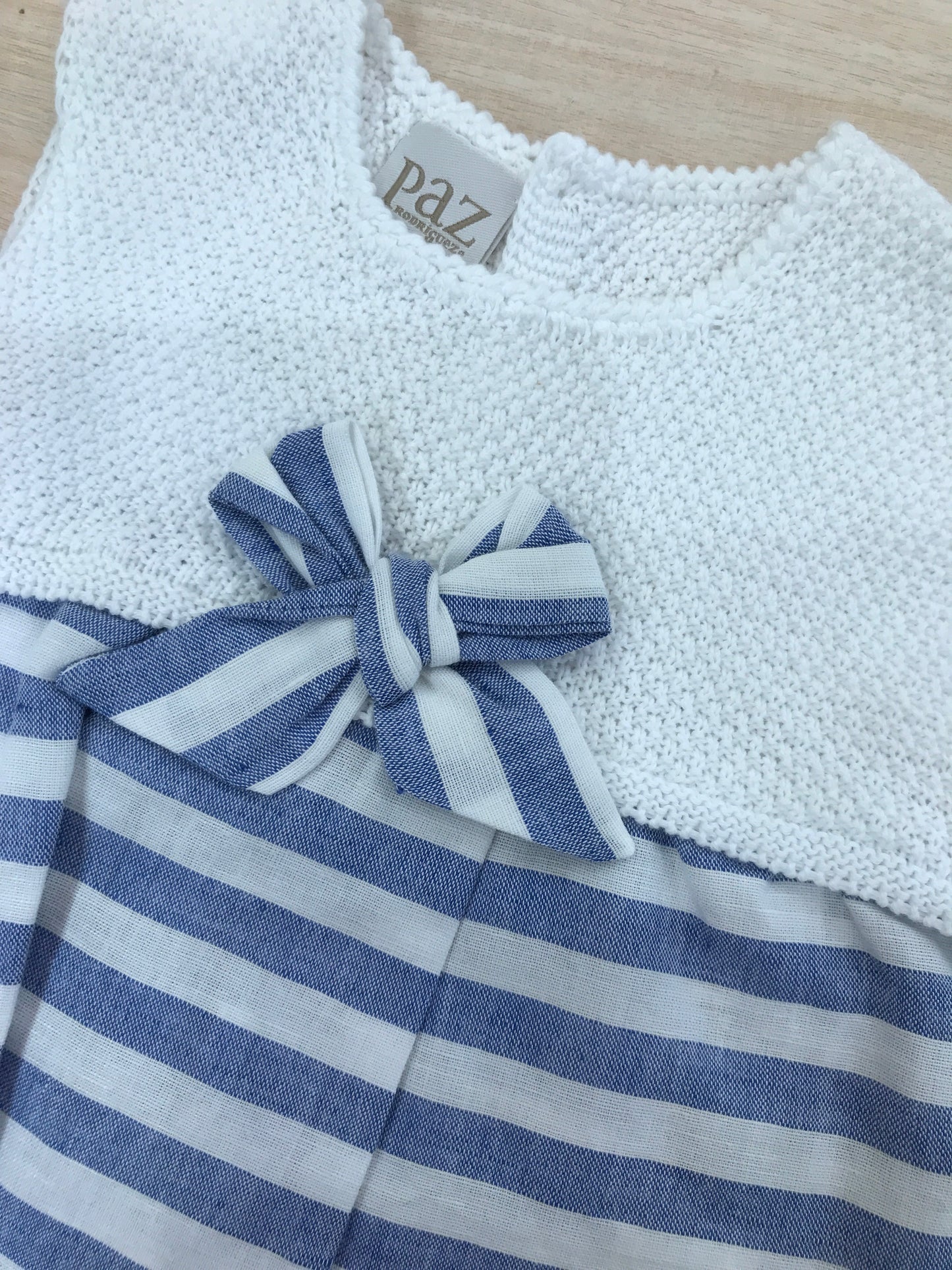 Abito Paz Rodriguez con corpetto in filo bianco con gonna a righe bianche e celesti con culotte abbinata