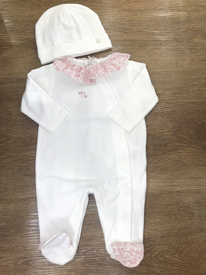 Tutina Nanan in caldo cotone intera con piedini chiusura sul davanti trasversale con colletto con rusche con cappello basico abbinato