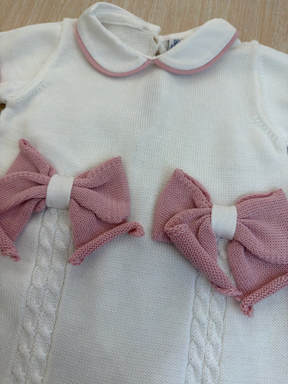 Pagliaccetto Bebè di Almy in filo bianco mezza manica con rifiniture in rosa e fiocchi sul davanti