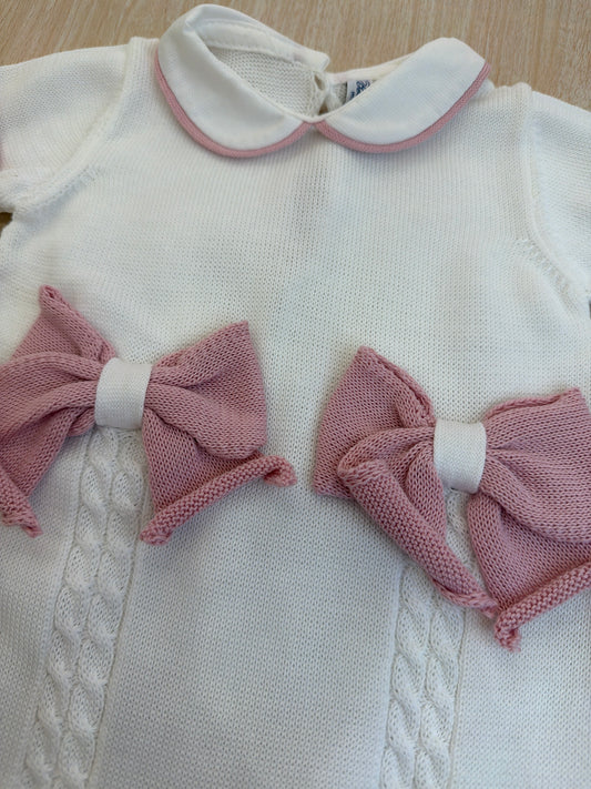 Pagliaccetto Bebè di Almy in filo bianco mezza manica con rifiniture in rosa e fiocchi sul davanti