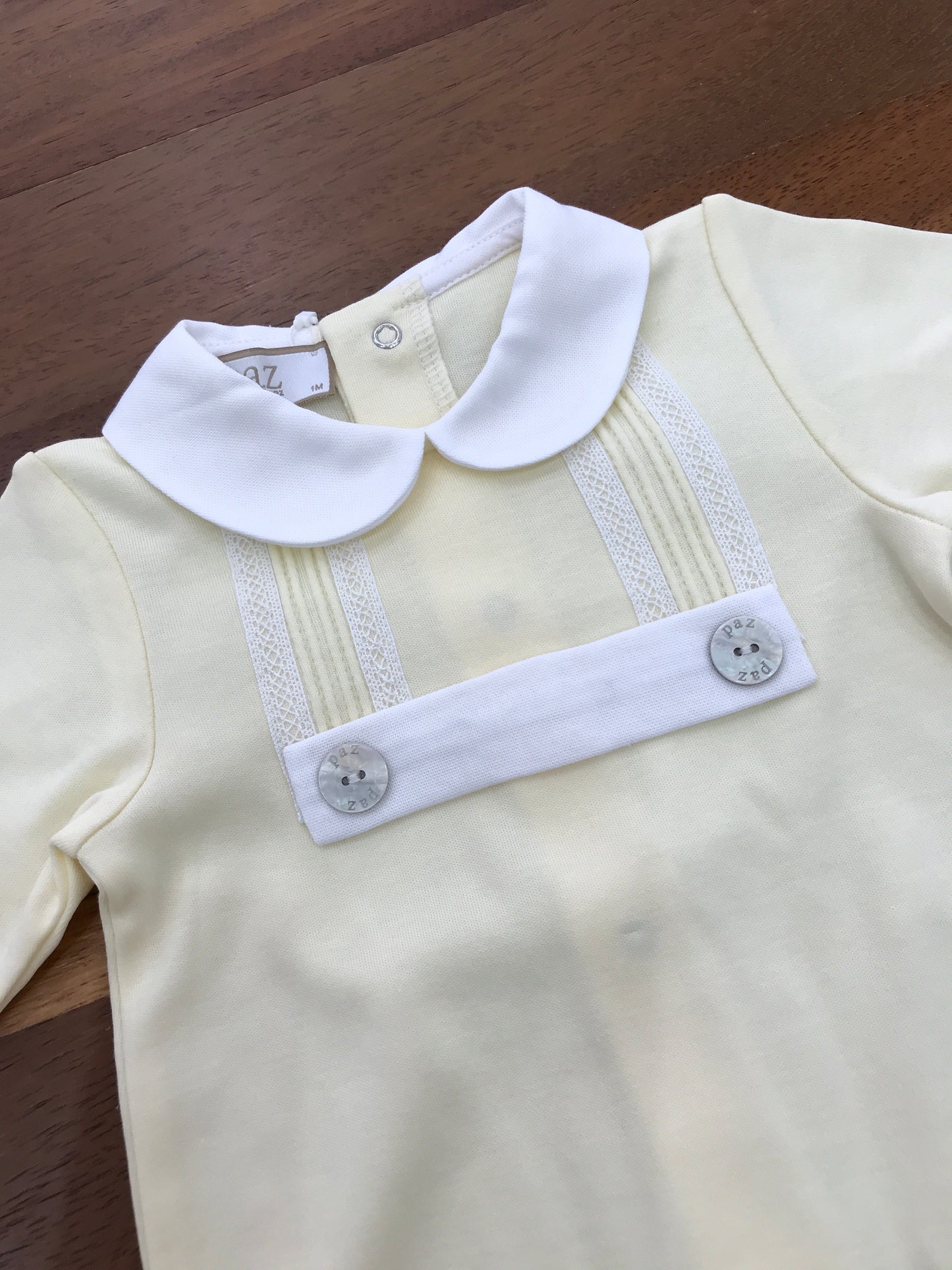 Tutina Paz Rodriguez in cotone giallo manica lunga gamba lunga con piedini collo tondo dettaglio in bianco al centro petto