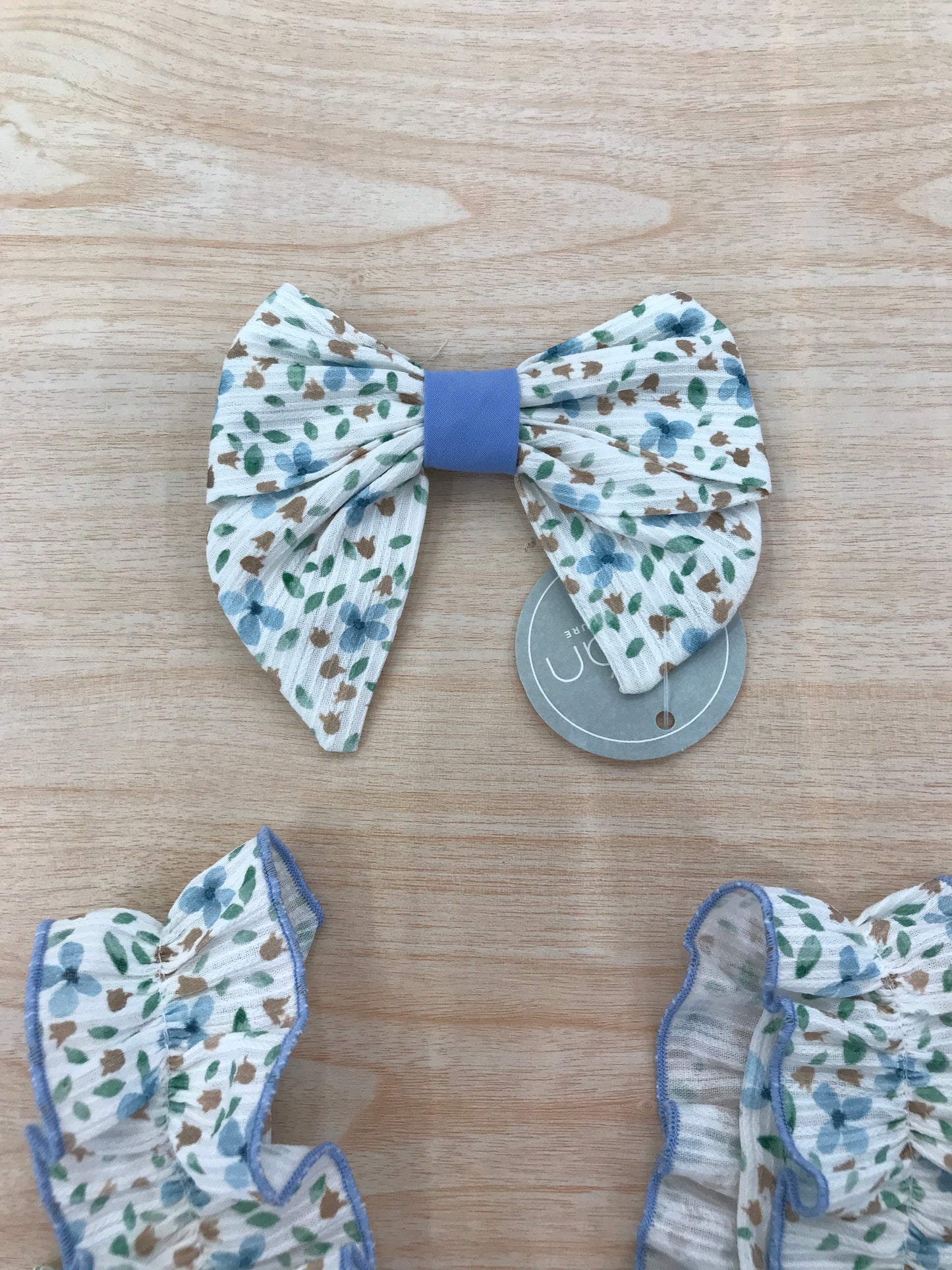 Completo Belan due pezzi casacca con bretelle a fiori con rusche sul corpetto con culotte abbinata