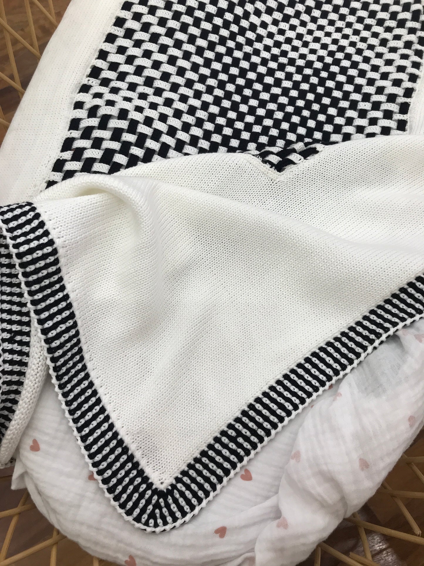 Coperta Piccola Giuggiola in filo bianca con ricami blu scuro e riquadro centrale a scacchi