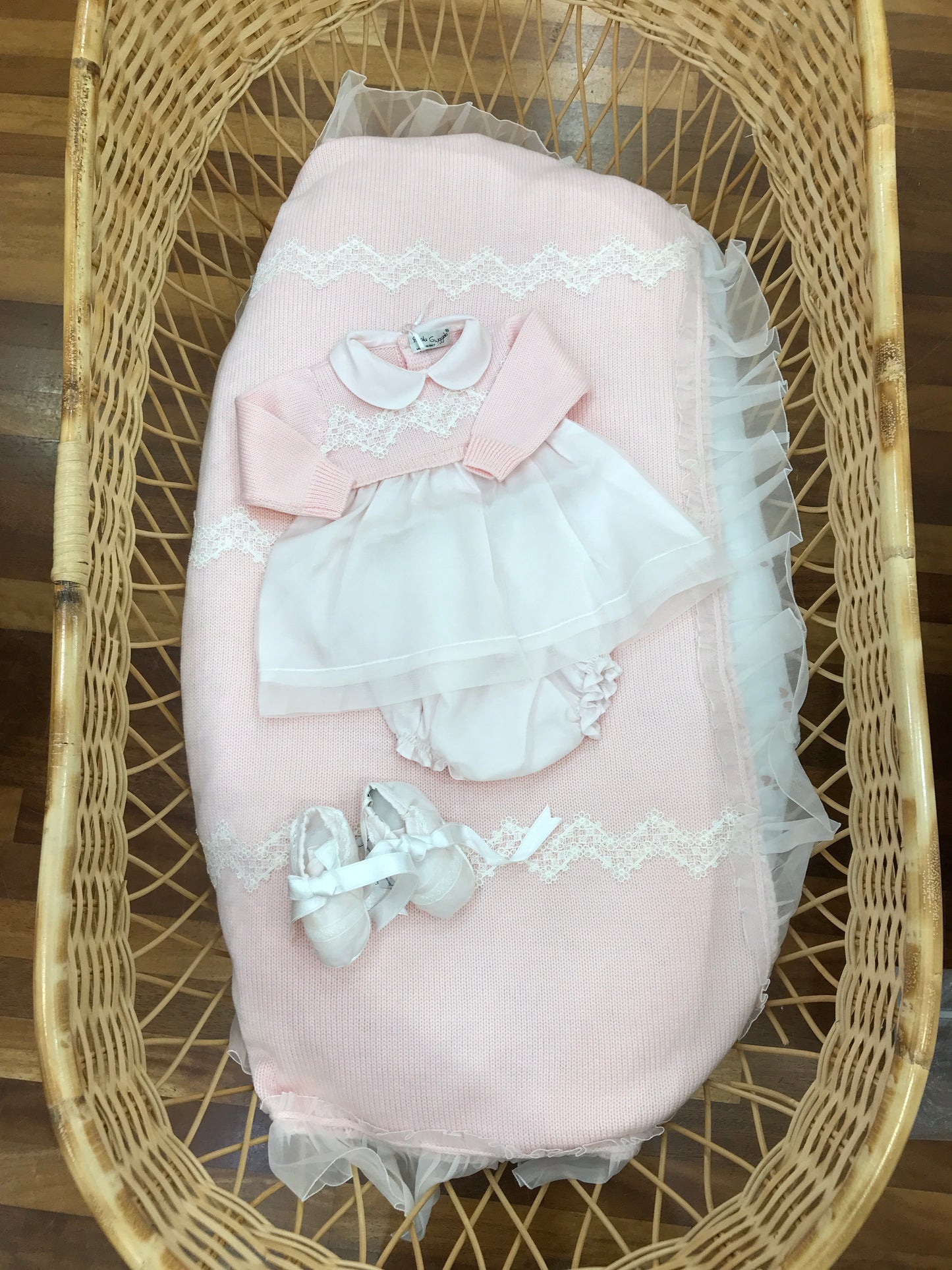 Coordinato nascita Piccola Giuggiola in lana con balze in organza con ricami in pizzo