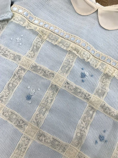 Tutina Ladia in filo di cotone celeste con applicazione di valancienne e roselline