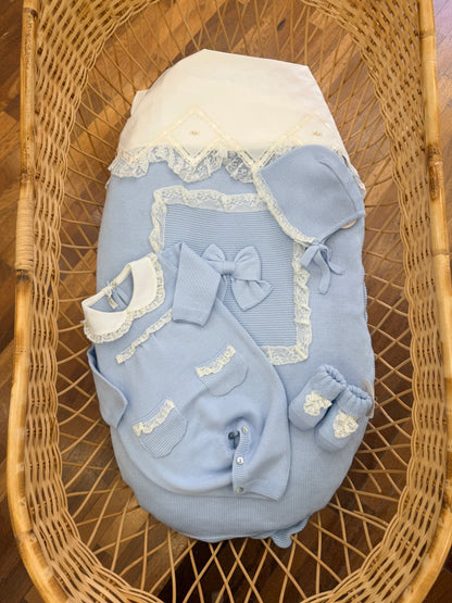 Coordinato Baby Lord set comprende copertina tutina scarpine e cuffietta coordinati da fiocchi e valancienne escluso il lenzuolino dal coordinato