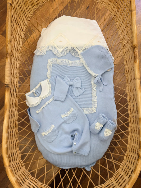 Coordinato Baby Lord set comprende copertina tutina scarpine e cuffietta coordinati da fiocchi e valancienne escluso il lenzuolino dal coordinato