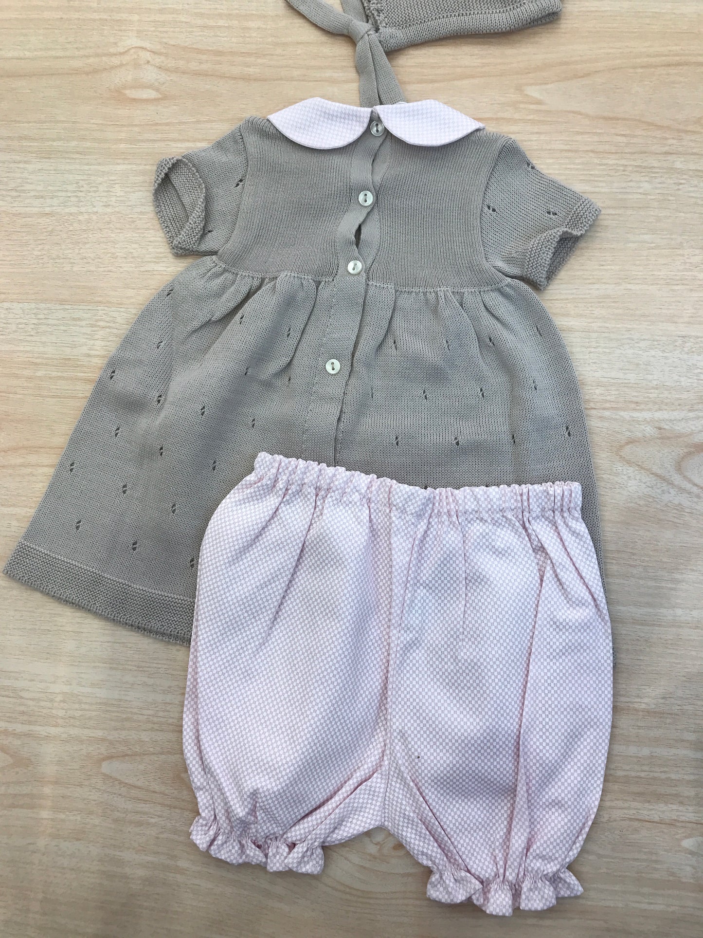 Completo Baby Lord in filo tortora e rosa due pezzi mezza manica traforato con fiocchetti rosa con cuffietta abbinata