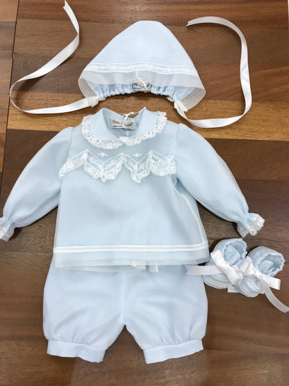 Completo Piccola Giuggiola in organza celeste manica lunga lavorazione in pizzo con e roselline ricamate tutto coordinato ad una cuffia e babbucce