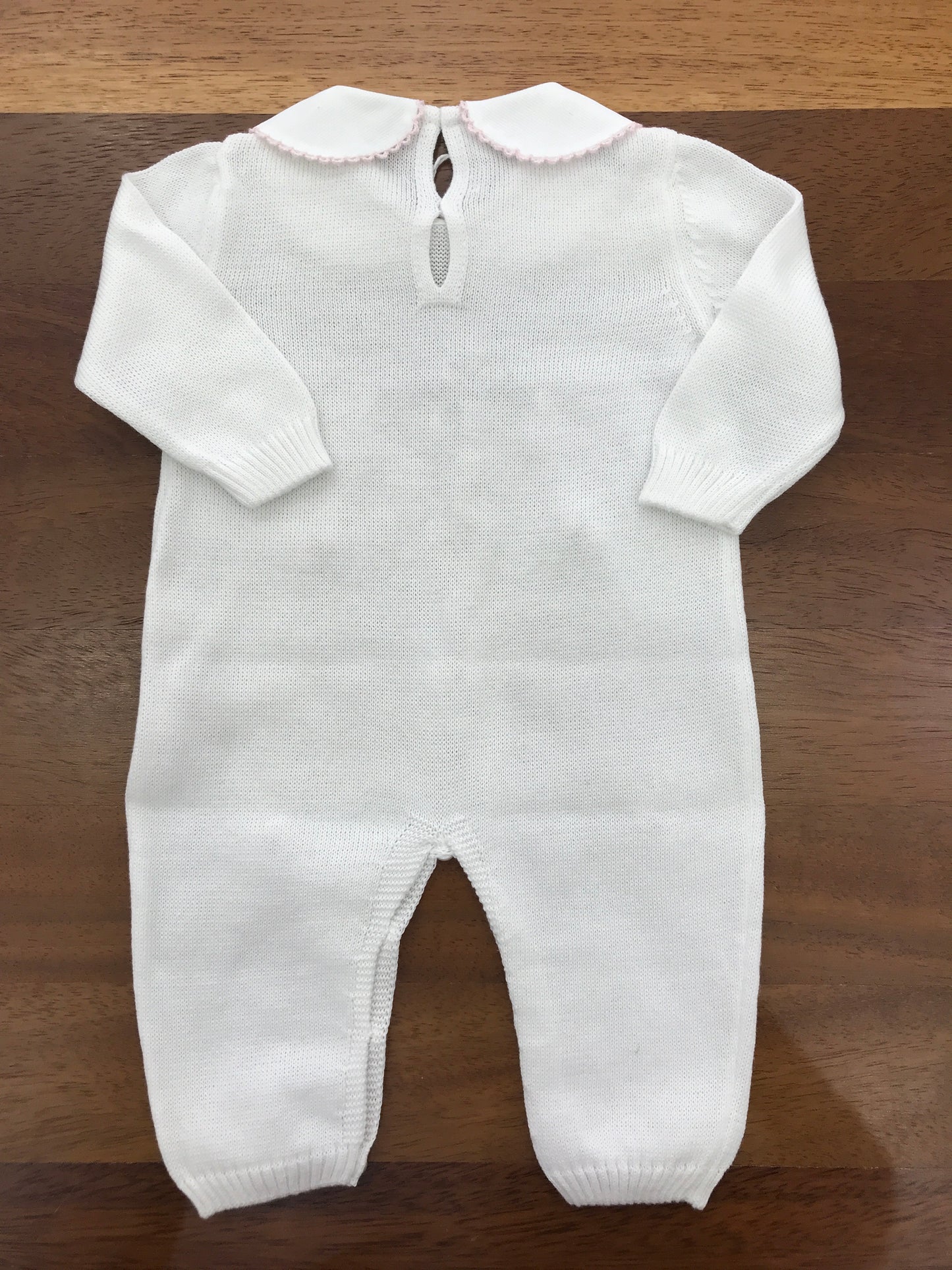 Tutina Baby Lord in filo manica lunga bianca con collo tondo con rose rosa lavorate a mano