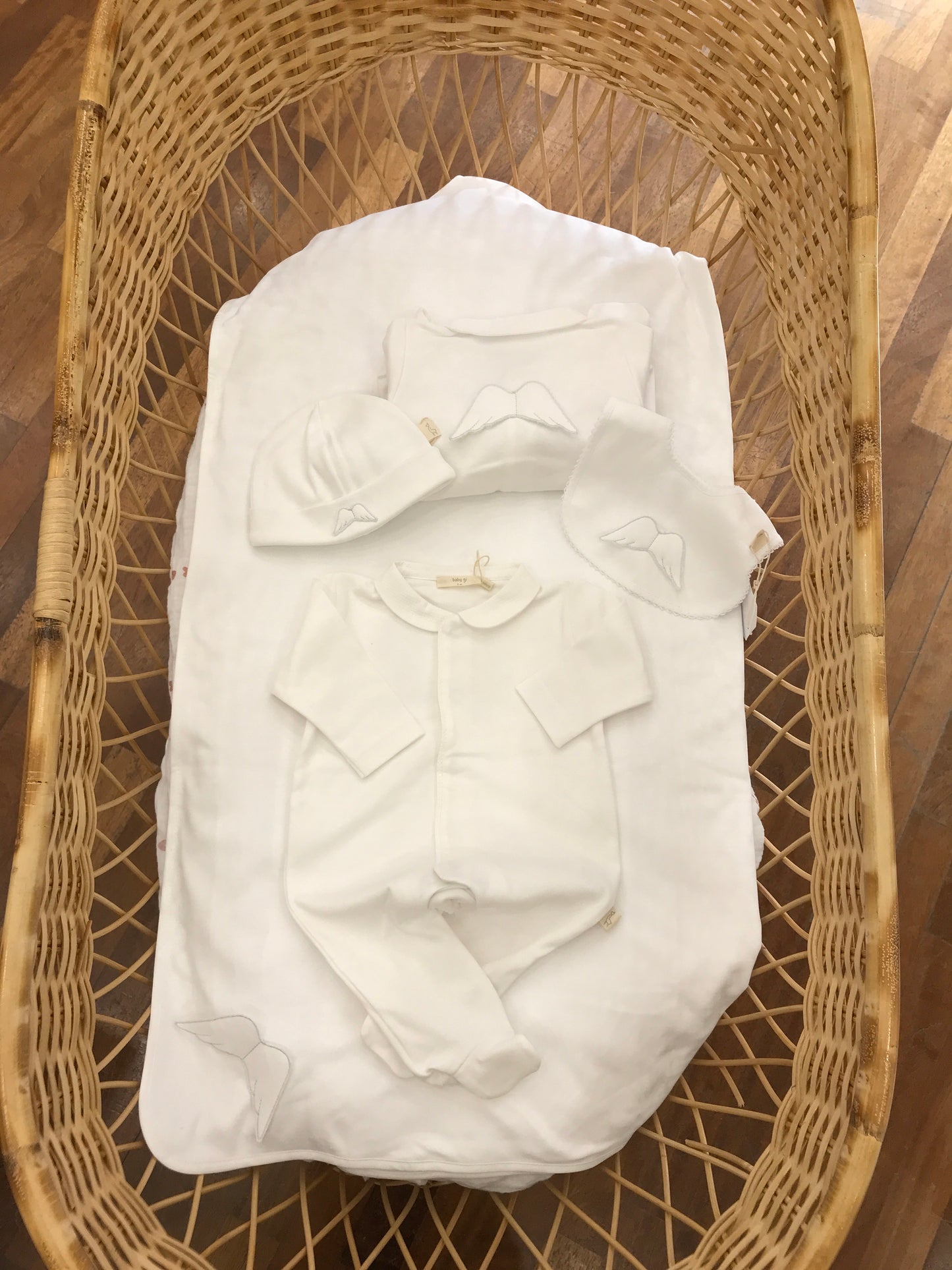Coordinato nascita Baby Gi in cotone bianco tutina intera cappello e bavetta decorate con ali