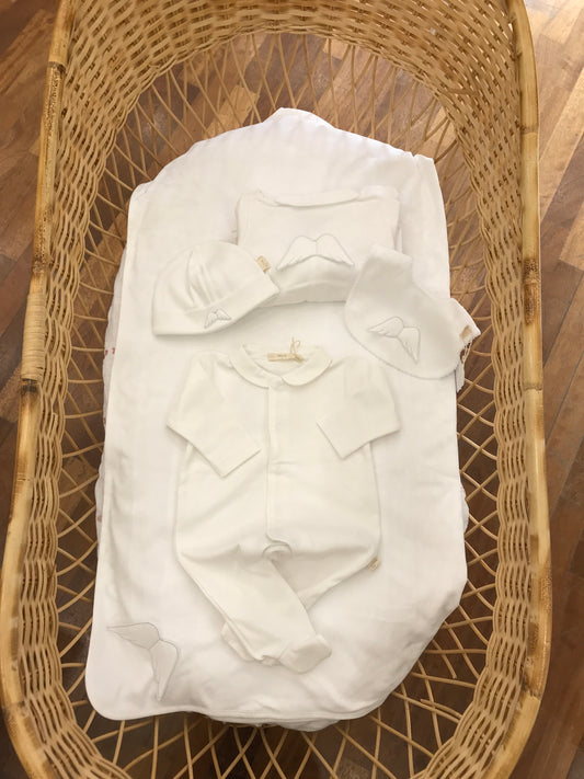Coordinato nascita Baby Gi in cotone bianco tutina intera cappello e bavetta decorate con ali
