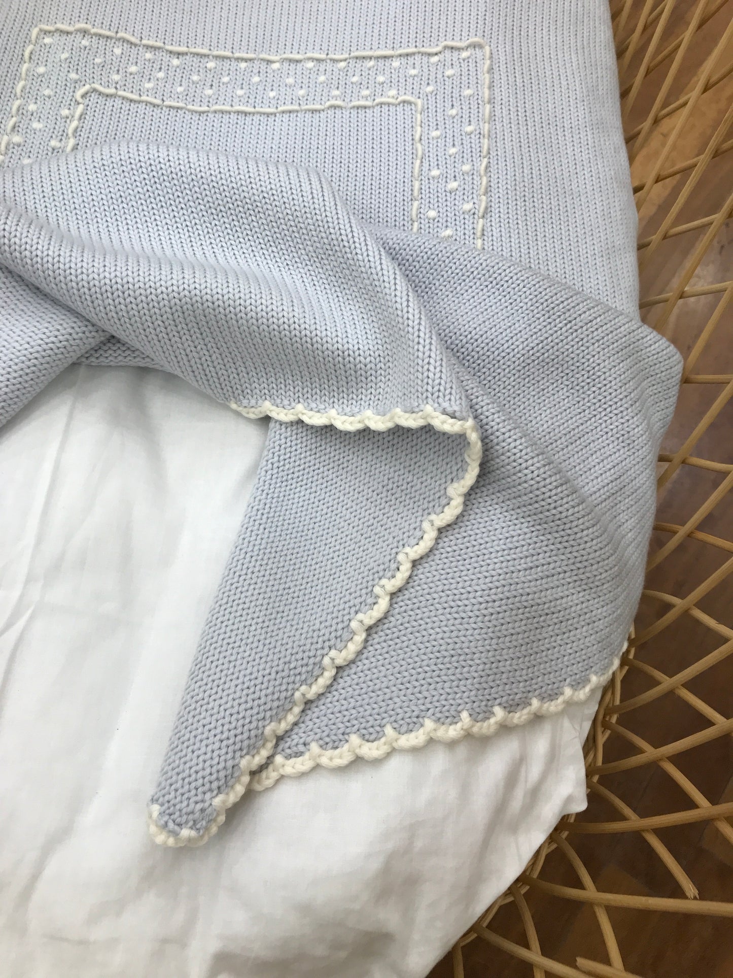 Coperta Colibrì in lana celeste con riquadro centrale fatto di pois bianchi ricamati a mano