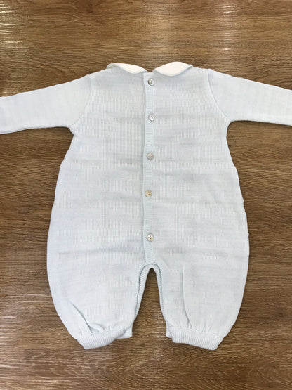 Tutina Ladia in filo di cotone celeste con applicazione di valancienne fiori ricamati e colletto in lino