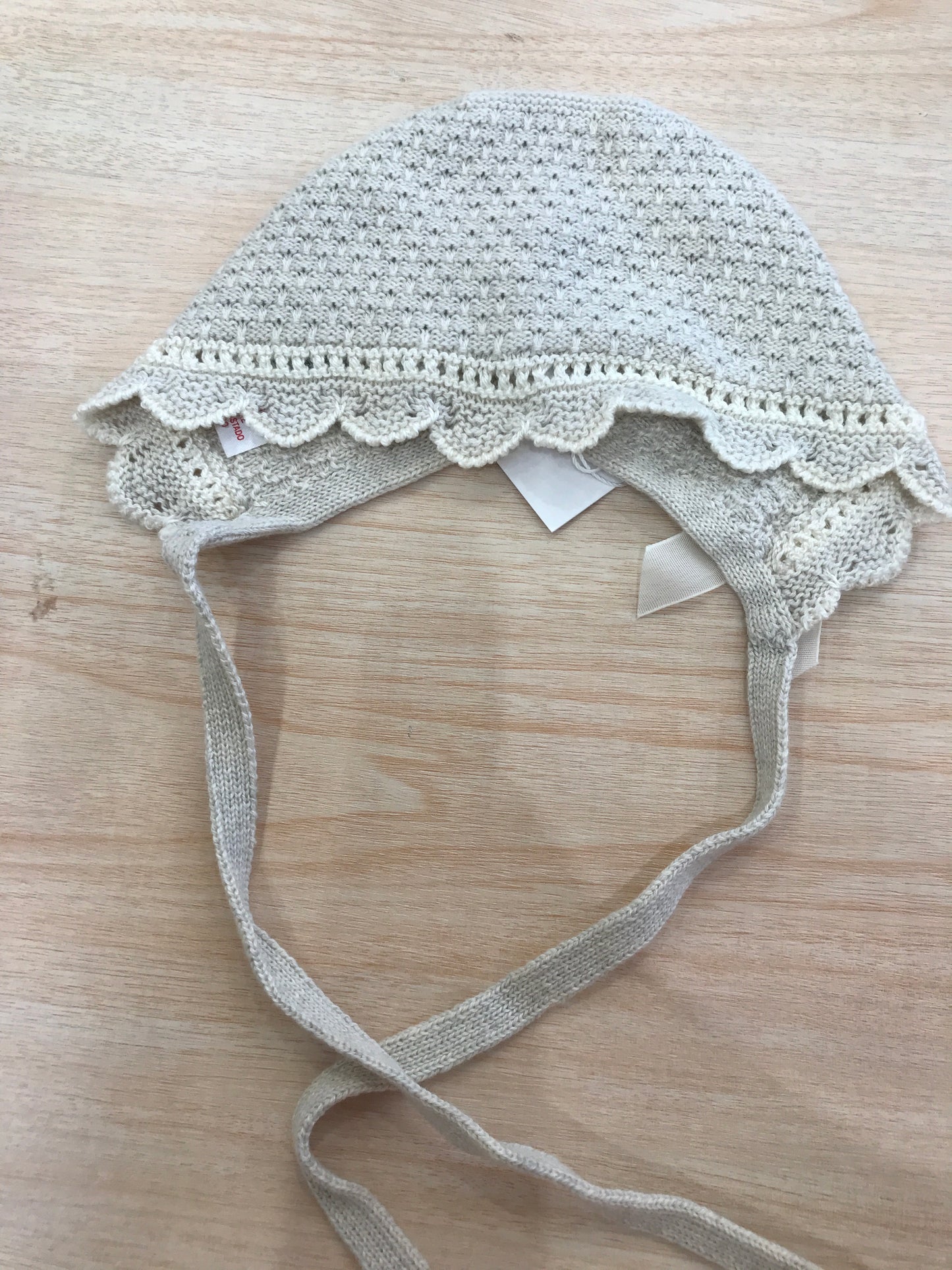 Cuffia Paz Rodriguez in filo tortora con lacci e ricami panna