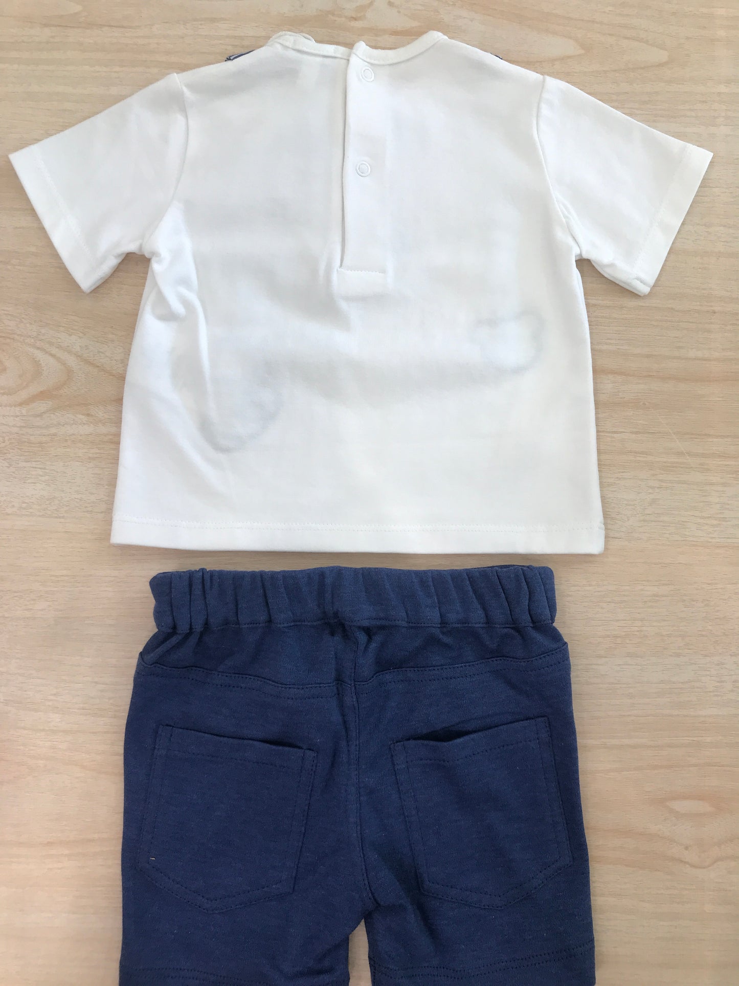 Completo Nanan in cotone bermuda blu con t-shirt mezza manica bianca con finte bretelle e papillon