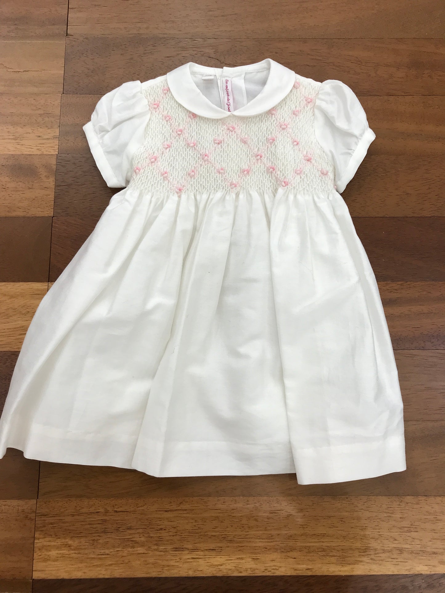 Abito Les enfants de Gisele in saten con corpetto lavorato da punto smock e rose ricamate