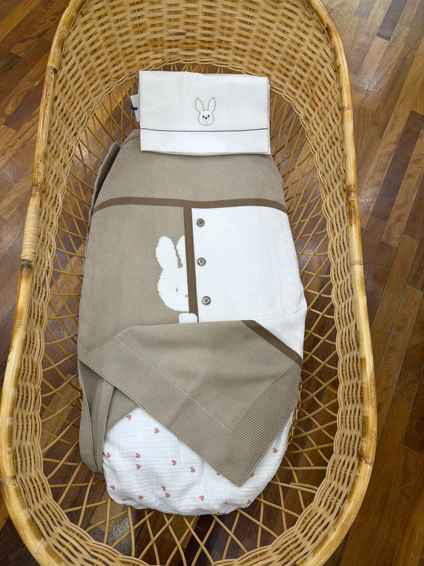 Coperta Colori Chiari in filo di cotone tortora con riquadro in bianco con bottoncini e coniglio ricamato metà faccia