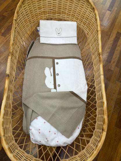 Coperta Colori Chiari in filo di cotone tortora con riquadro in bianco con bottoncini e coniglio ricamato metà faccia