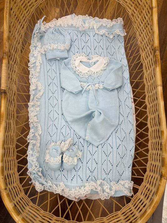 Coordinato nascita Bebè di Almy in filo celeste coperta traforata con pizzo al bordo con tutina intera cappello e babbucce con pizzo e dettagli traforati