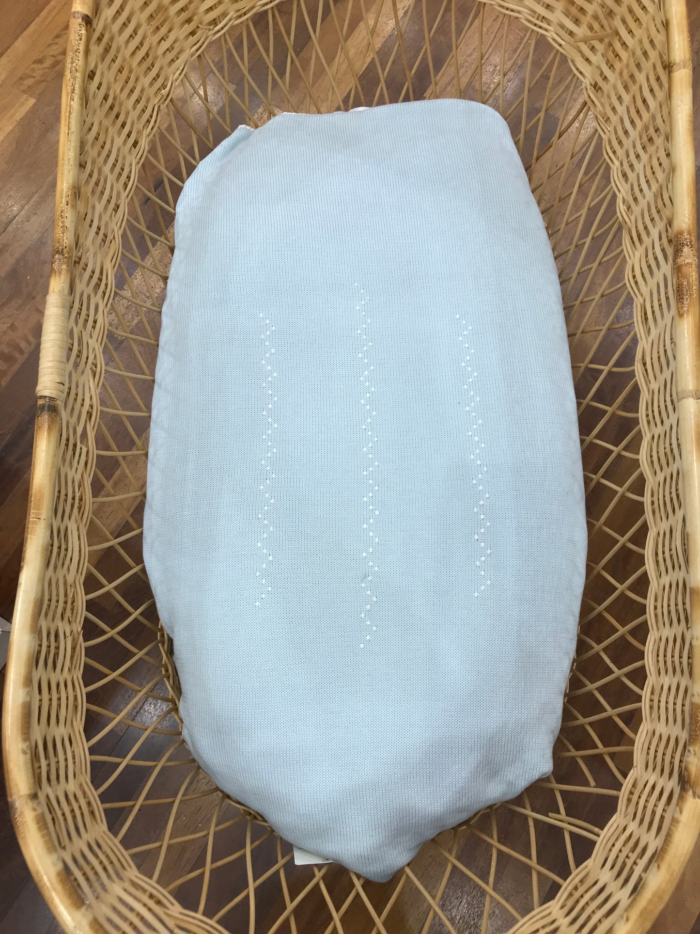 Coperta Colibrì in filo celeste con bordo ricamato in bianco con lavorazione di piccoli pois bianchi