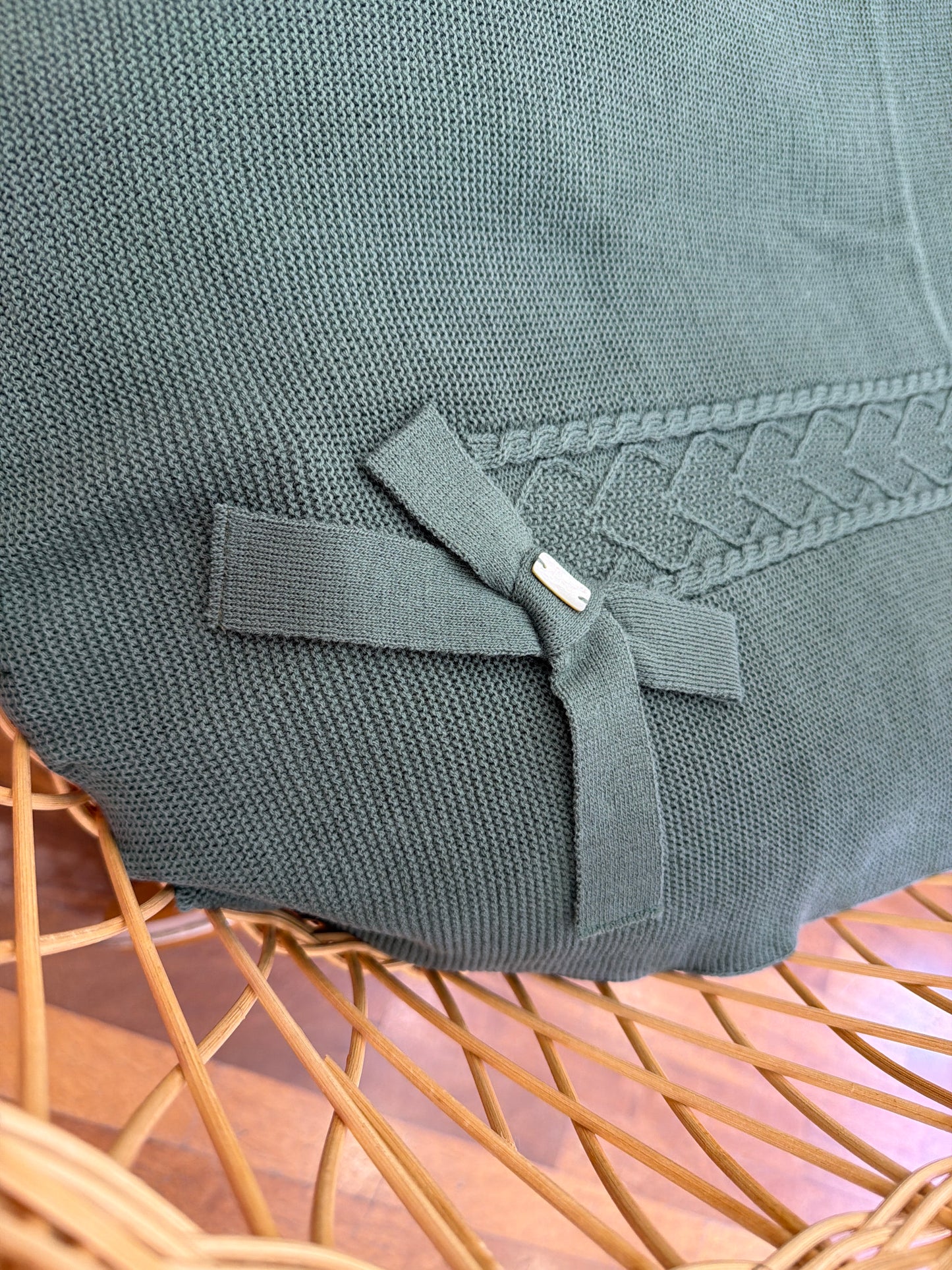 Coperta PCS con lavorazione centrale di trecce e cuori ricamati con fiocco laterale
