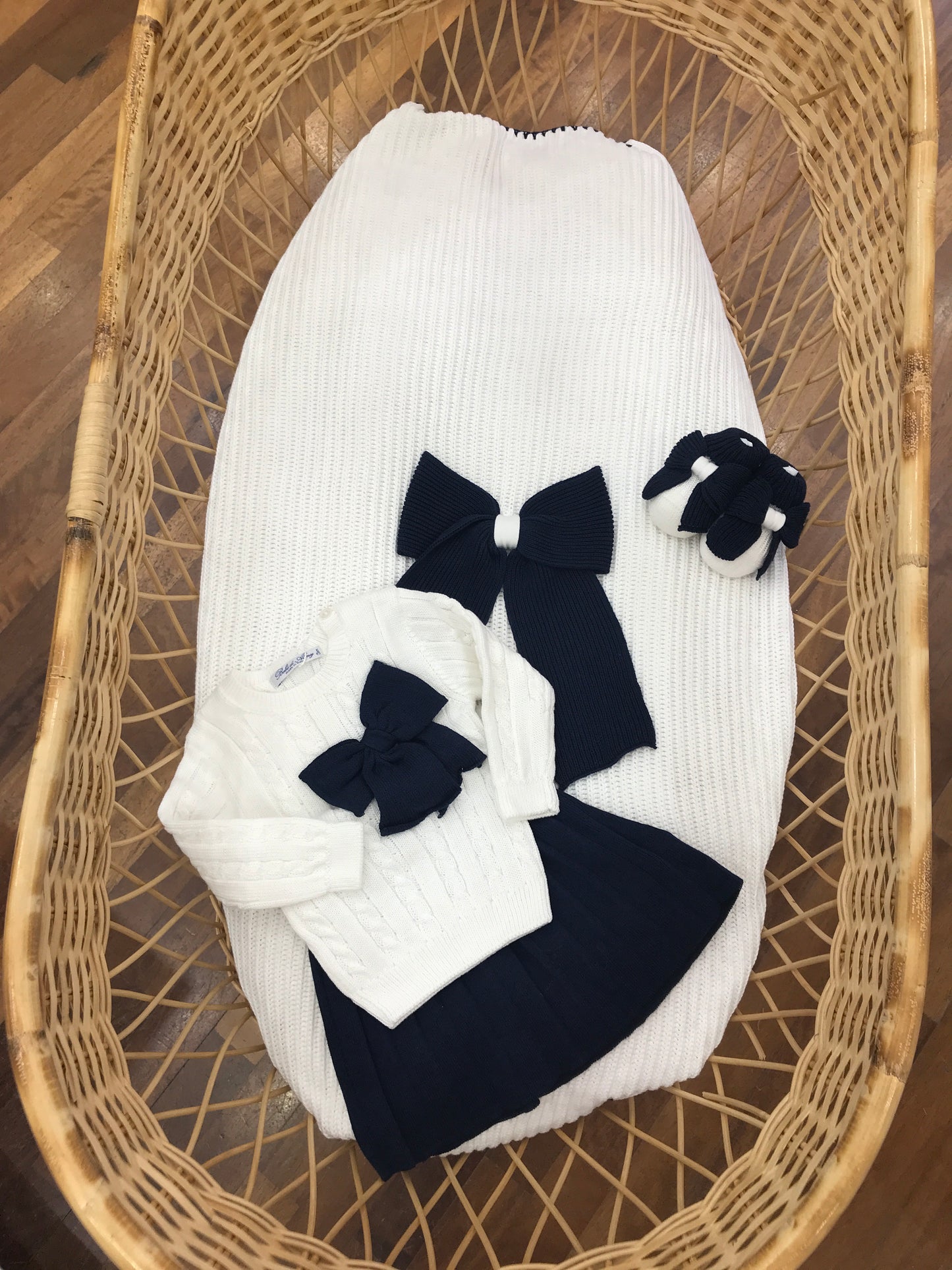 Coordinato nascita Bebè di Almy in filo bianco e blu coperta bianca con fiocco blu grande completino due pezzi con gonna babbucce abbinate
