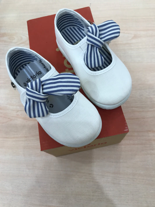 Scarpe Victoria in tela bianche con strappo con fiocco a righe bianco celeste