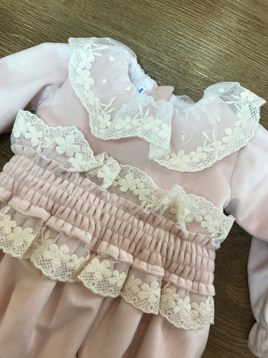 Pagliaccetto Fofettes rosa in velluto con rusche in pizzo applicata anche al centro fascia con fiocco sul retro