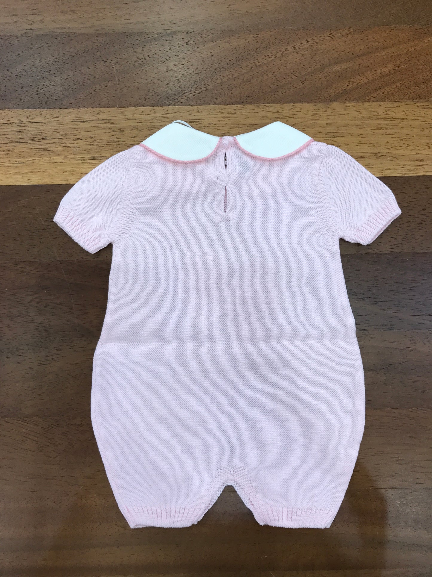 Pagliaccetto Baby Lord in filo rosa con collo tondo mezza manica con farfalla centrale