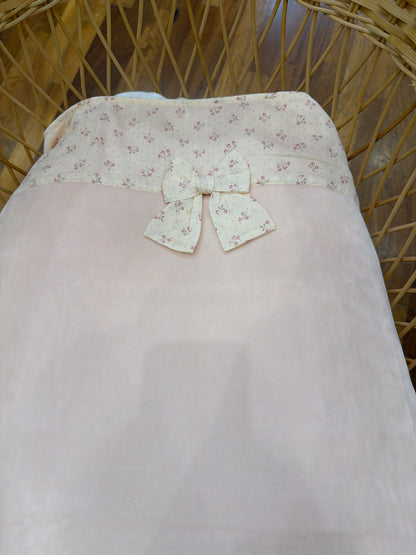 Coperta Baby Gi in ciniglia rosa con fascia floreale e fiocchetto