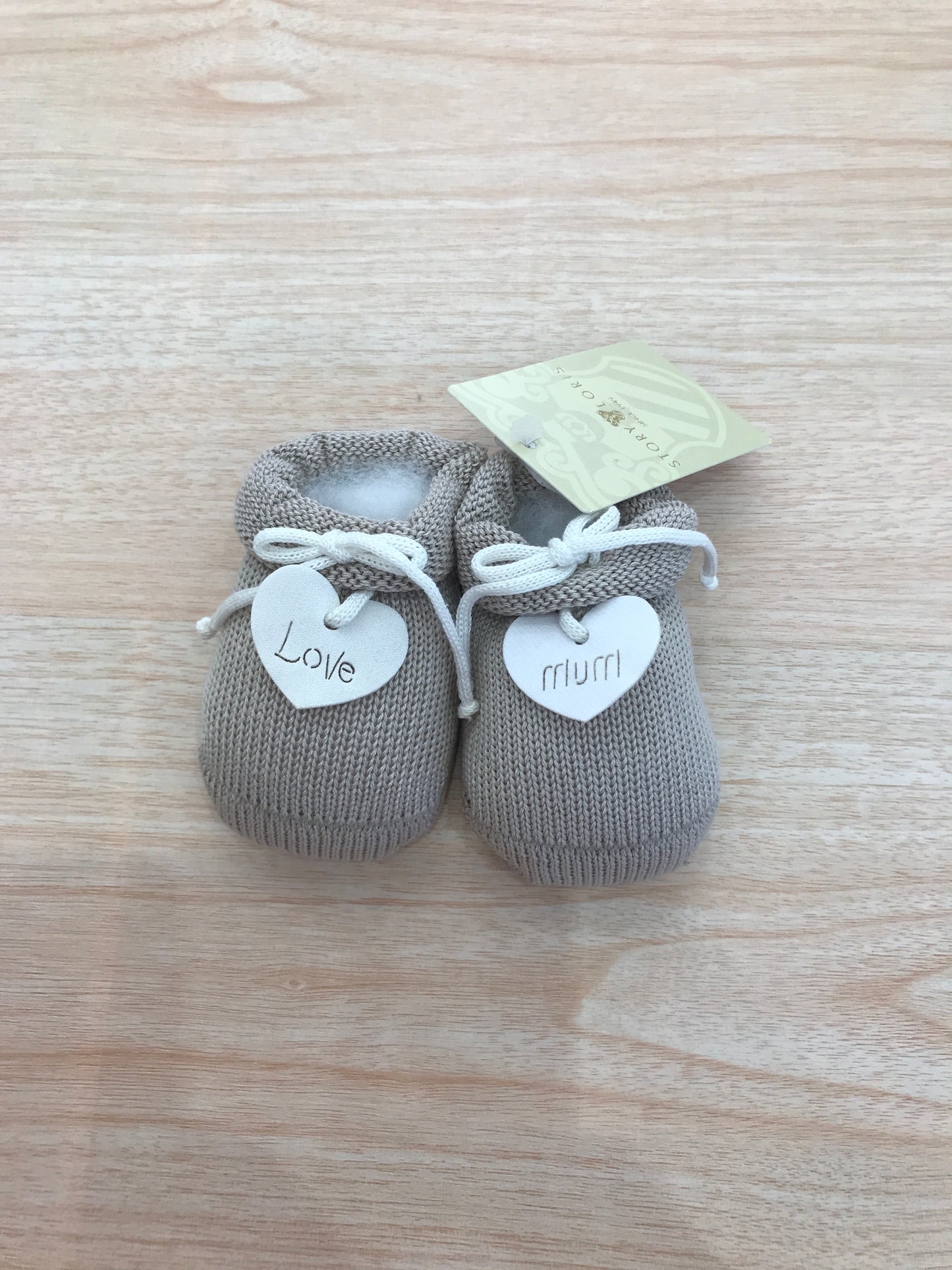 Babbucce Story Loris in filo tortora con risvolto con fiocchetto e cuore sul davanti "love mum"