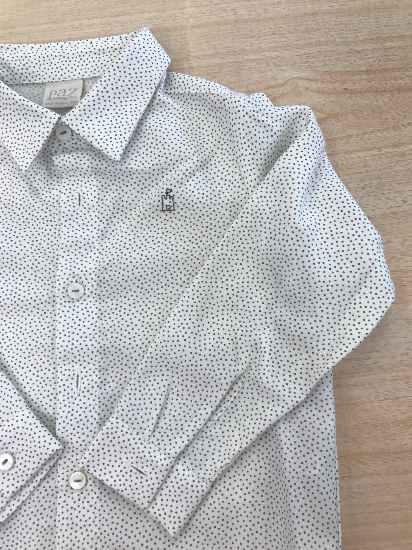 Completo Paz Rodriguez pantalone lungo grigio con camicia bianca a pois con cardigan grigio in lana