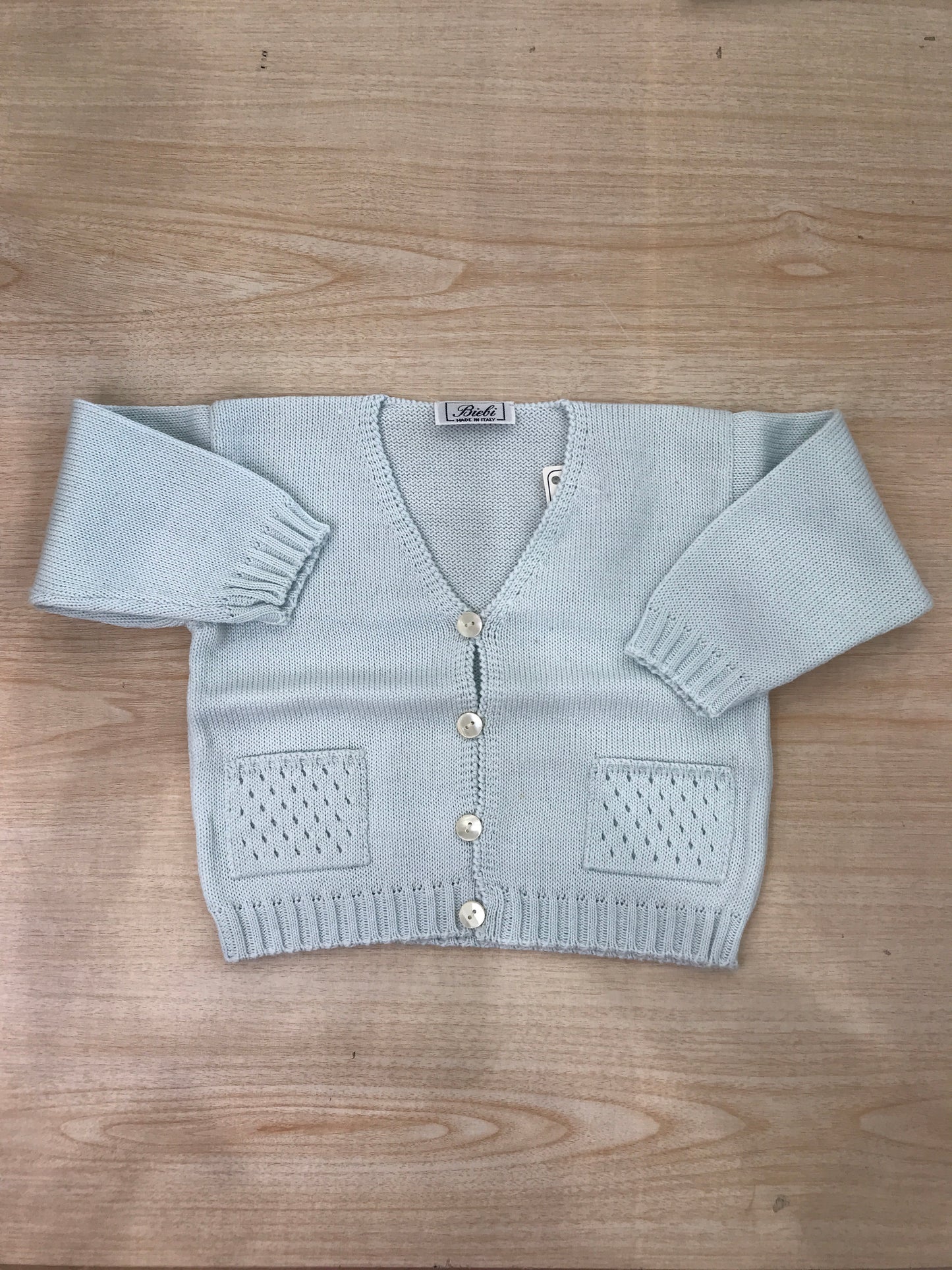 Cardigan Biebi in filo celeste con tasche bucherellate