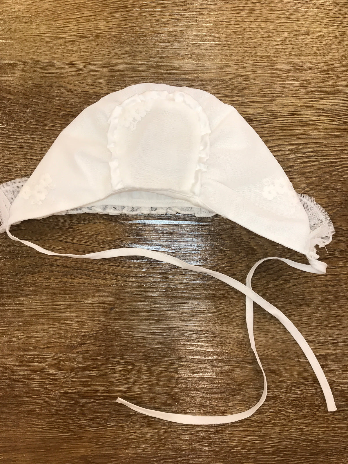 Cuffia Pure panna con rusche e fiorellini ricamati a mano con laccio sotto collo