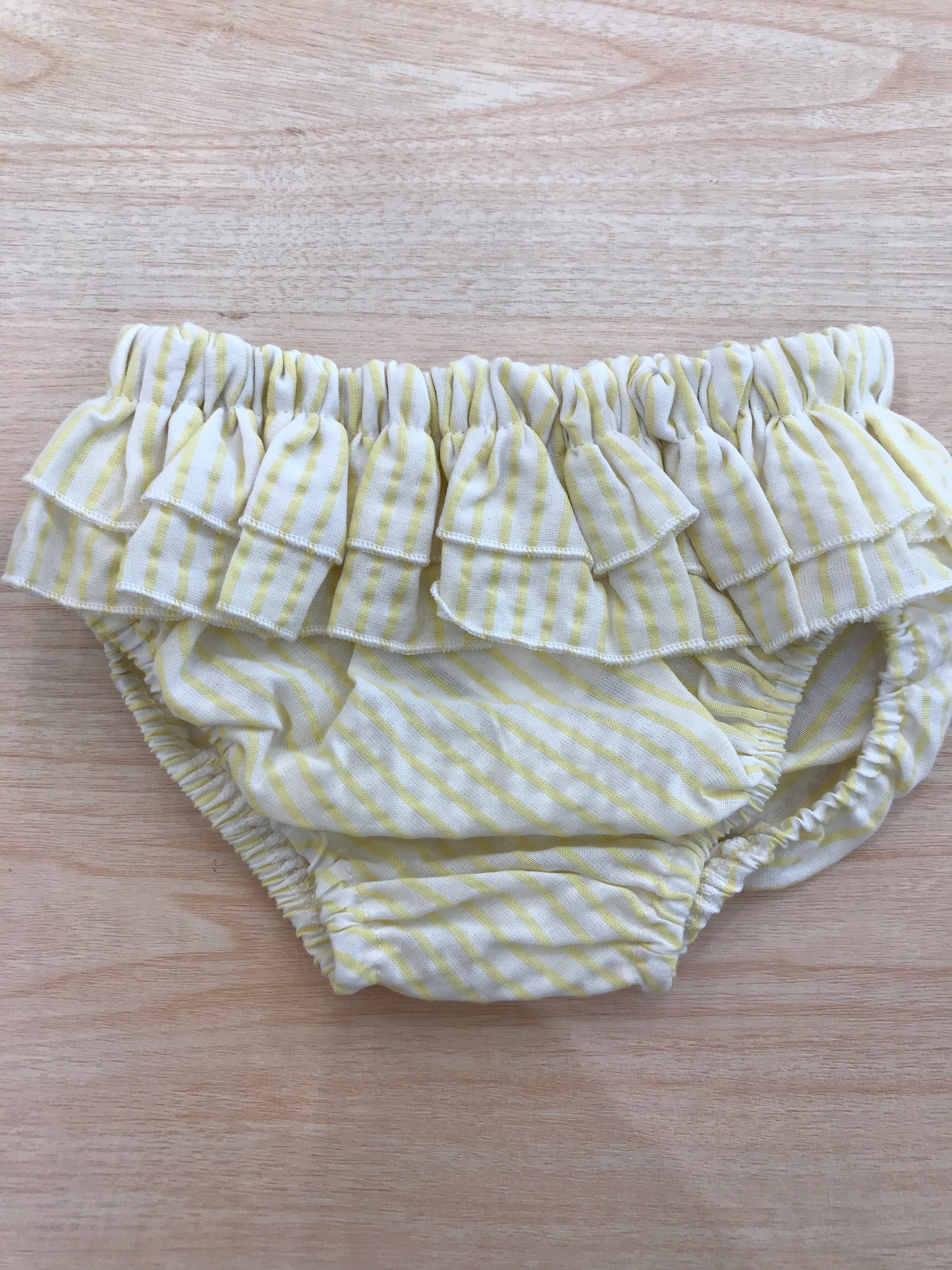 Costume Coccodè in cotone giallo con doppia ruche a righe bianche e gialle