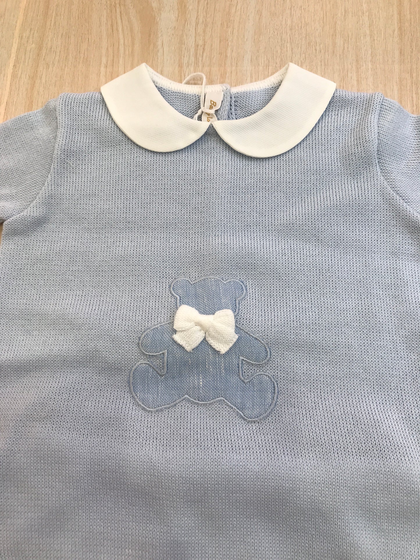 Completo Baby Lord in filo celeste e bianco due pezzi mezza manica con collo tondo con orsetto e fiocco sul davanti