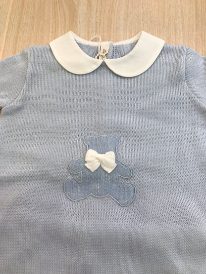 Completo Baby Lord in filo celeste e bianco due pezzi mezza manica con collo tondo con orsetto e fiocco sul davanti