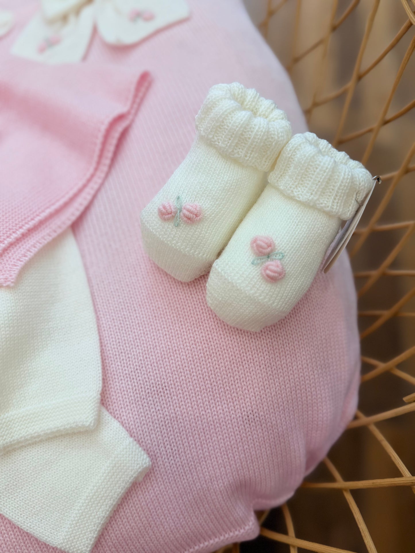 Coordinato nascita Baby Lord in pura lana con due pezzi con fiocco e rosselline ricamate a mano con babbucce, cuffia e cappellino