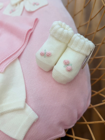 Coordinato nascita Baby Lord in pura lana con due pezzi con fiocco e rosselline ricamate a mano con babbucce, cuffia e cappellino