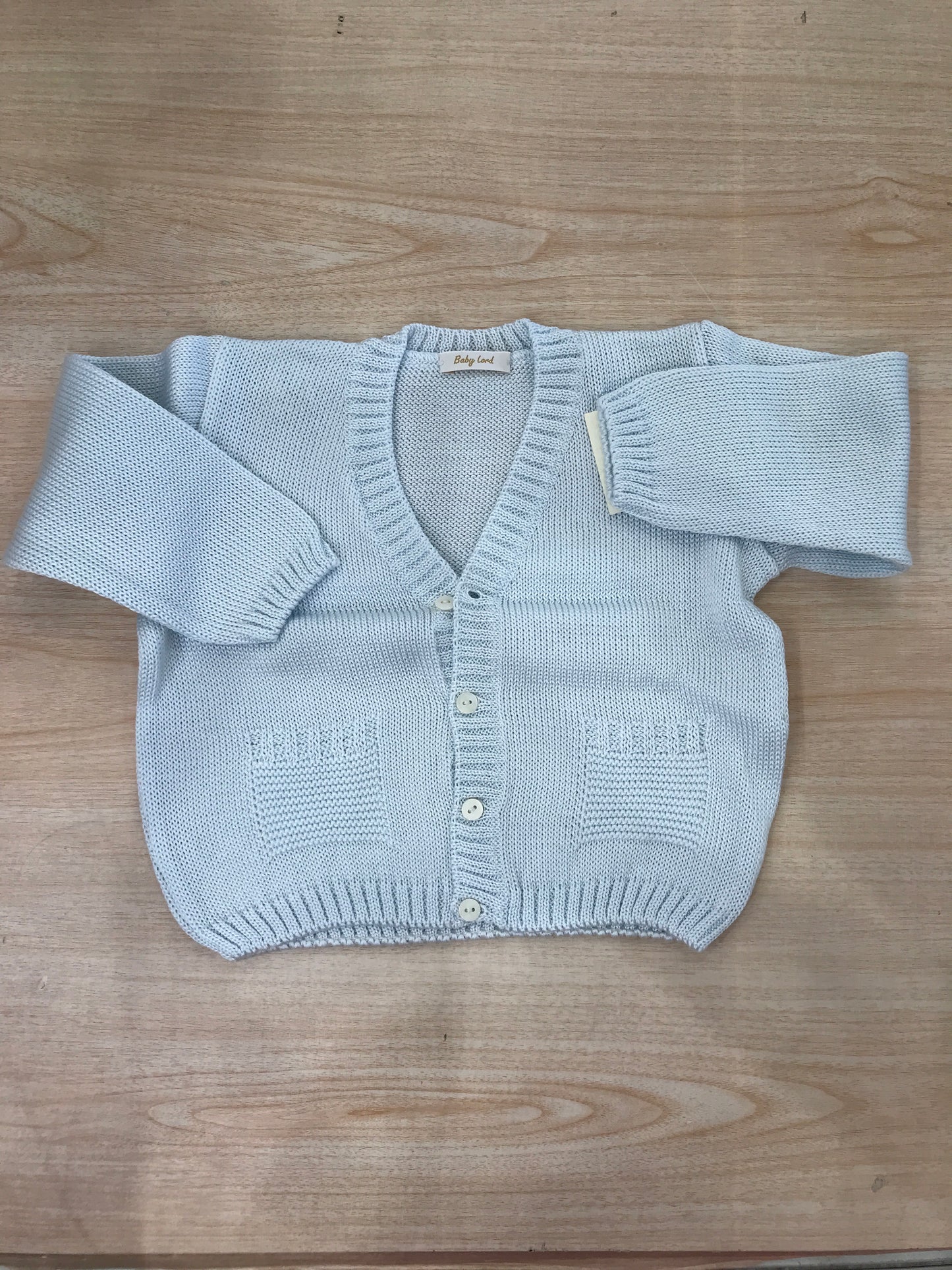 Cardigan Baby Lord in filo celeste con scollo tasche e piccoli bottoncini