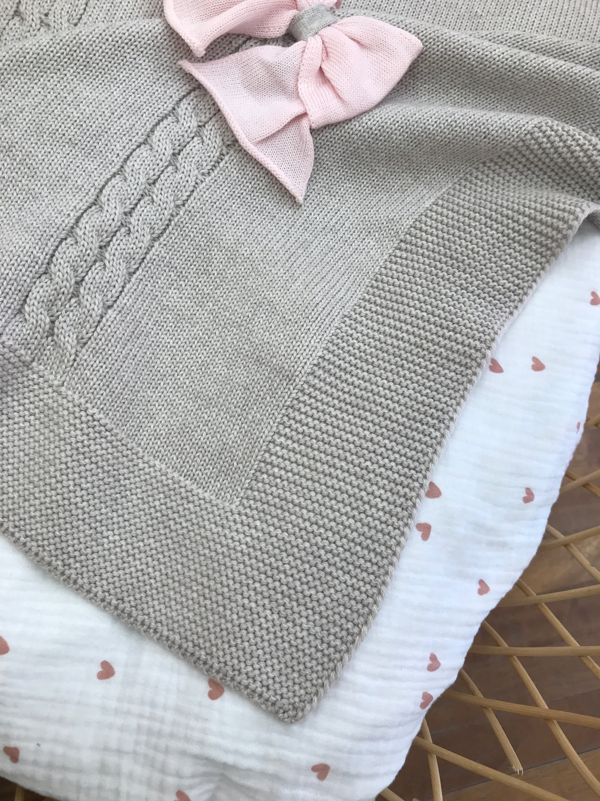 Coperta Bebè di Almy in lana tortora con lavorazione di trecce e applicazione di fiocchi rosa