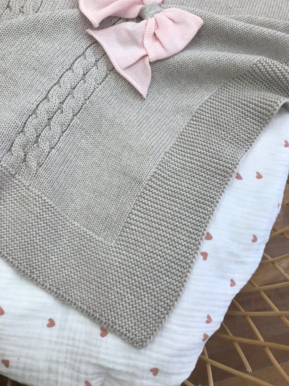 Coperta Bebè di Almy in lana tortora con lavorazione di trecce e applicazione di fiocchi rosa