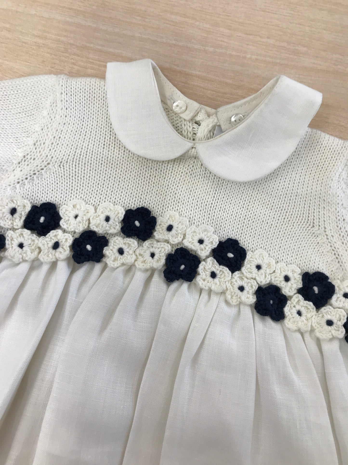 Abito Colibrì in cotone con corpetto in filo mezza manica con fiori bianchi e blu applicati in vita