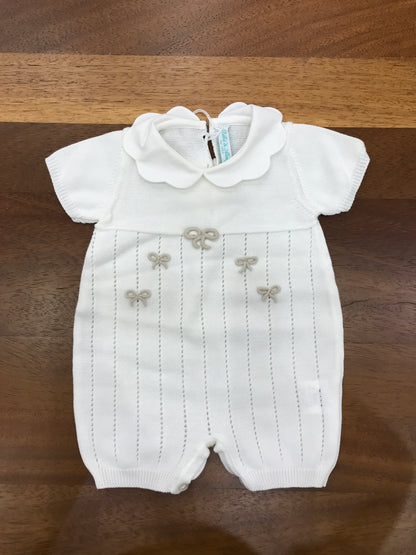 Pagliaccetto Bebè di Almy in filo mezza manica traforato sul davanti con piccoli fiocchi tortora ricamati sul davanti