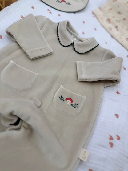 Coordinato nascita Baby Gi in ciniglia nei toni del tortora con piccoli disegni animaletti e funghetti